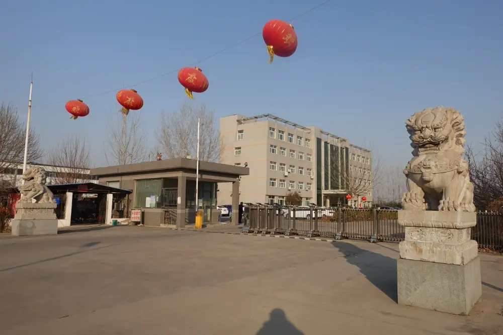 O ácido hipocloroso (HOCl) é um poderoso desinfetante reconhecido por sua eficácia em matar bactérias, vírus e outros patógenos. A geração de ácido hipocloroso está se tornando cada vez mais importante em setores como saúde, processamento de alimentos e saneamento. Como fornecedor e fabricante líder, Shandong Shine Health Co., Ltd. dedica-se a fornecer geradores HOCl avançados projetados para a produção segura e eficiente de ácido hipocloroso. Introdução à geração de ácido hipocloroso A importância das máquinas de ácido hipocloroso As máquinas de ácido hipocloroso são essenciais em diversas aplicações onde a higiene e a desinfecção são críticas. Essas máquinas permitem a produção de HOCl no local, garantindo que um desinfetante novo e potente esteja sempre disponível. Por outro lado, os desinfetantes tradicionais muitas vezes requerem armazenamento, levando a uma potencial degradação ao longo do tempo. Por outro lado, os geradores de HOCl produzem uma solução que não é apenas eficaz, mas também amiga do ambiente. É por isso que nossos clientes geralmente estão nas áreas de fábricas de processamento de alimentos, pecuária, agricultura, cultivo agrícola e sistemas médicos. A importância das máquinas de ácido hipocloroso Aplicações de geradores de HOCl Os geradores de HOCl têm amplas aplicações em vários setores. Em ambientes de saúde, essas máquinas são usadas para desinfecção de superfícies, tratamento de feridas e esterilização de equipamentos médicos. Além disso, a indústria alimentar depende da geração de ácido hipocloroso para higienizar superfícies de contacto com alimentos, garantindo a segurança sem a utilização de produtos químicos nocivos. Portanto, as indústrias que priorizam a saúde e a segurança estão recorrendo cada vez mais aos geradores de HOCl. Aplicações de geradores de HOCl Escolhendo o fornecedor certo para geração de ácido hipocloroso Ao selecionar um fornecedor para geração de ácido hipocloroso, é crucial considerar a confiabilidade e a reputação do fabricante. Ao mesmo tempo, a qualidade do gerador de HOCl é fundamental, pois impacta diretamente na eficácia do processo de desinfecção. se destaca como fornecedor líder de geração de ácido hipocloroso, oferecendo máquinas de última geração que atendem aos padrões da indústria. Escolhendo o fornecedor certo de geração de ácido hipocloroso Vantagens de trabalhar com um fabricante líder em geração de ácido hipocloroso