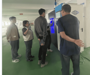 Kazakhstan customers come to the factory for review and procurement