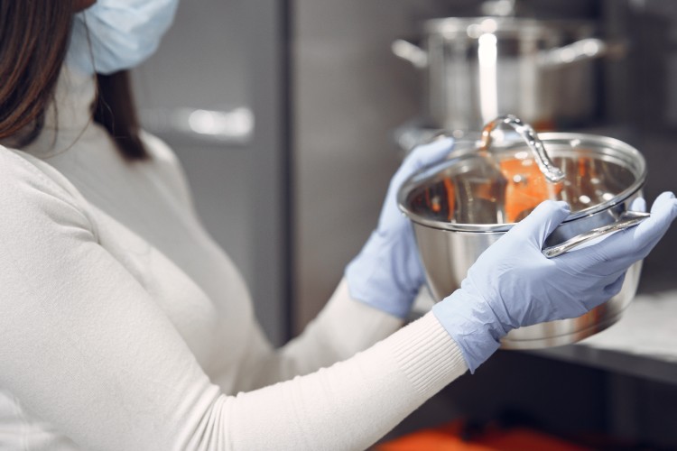 Оборудование для пищевой промышленности дезинфицируется раствором HOCl.