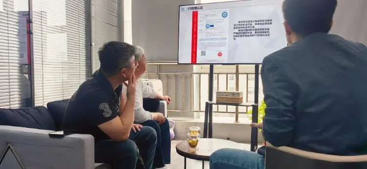 한 번의 악수와 몇 잔의 따뜻한 차 후에 우리는 올바른 파트너를 찾았습니다. 한 번의 악수와 몇 잔의 따뜻한 차 후에 우리는 올바른 파트너를 찾았습니다.